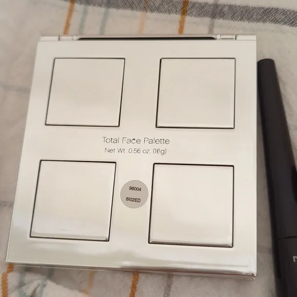 Makeup bundle -Mac eyeliner, Becca highlighter - Picture 9 of 9